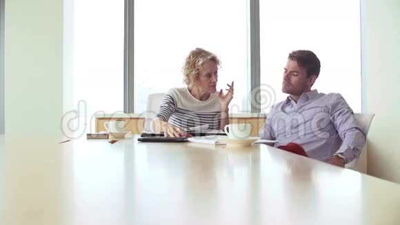 两名身着休闲服装的商人在办公室工作视频的预览图