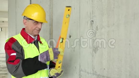 建筑工地的工人戴黄色安全帽视频的预览图