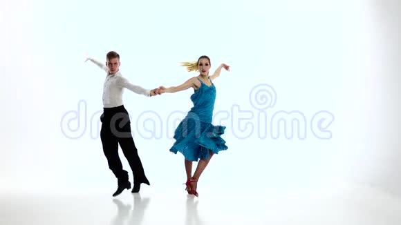 跳探戈舞的一对专业优雅的舞者慢动作怀特工作室视频的预览图