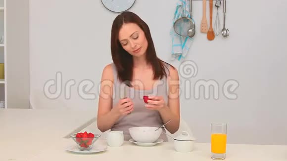可爱的深褐色的草莓烹饪视频的预览图