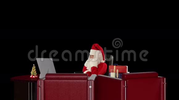 有偏头痛的圣诞老人正在检查血压和黑色的股票录像视频的预览图
