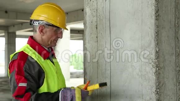 建筑工地上戴黄色安全帽的工人视频的预览图