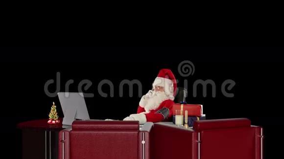 圣诞老人检查血压用手机和他的医生交谈反对黑色的股票录像视频的预览图