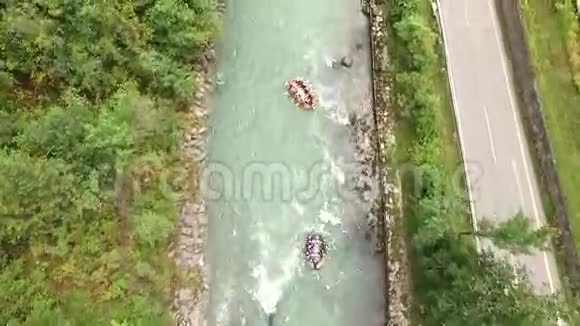 在河上漂流野水阿尔卑斯山视频的预览图