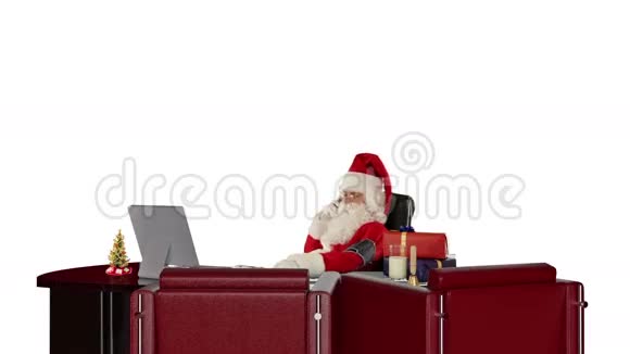 圣诞老人检查血压用手机和他的医生交谈反对白人的股票录像视频的预览图