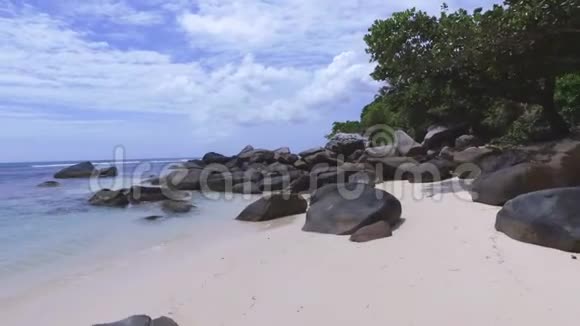 步行穿过岩石博瓦隆海滩马河岛塞舌尔视频的预览图