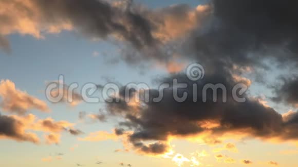 美丽的日落天空自然夏季背景概念视频的预览图