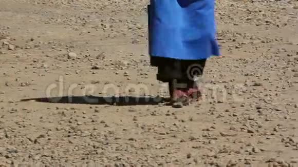 在乡间小路上散步的老妇人视频的预览图