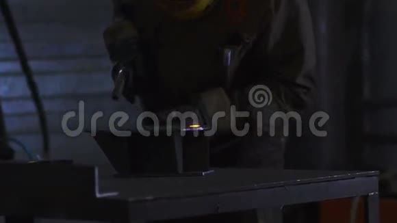 慢动作焊接焊接产生火花工业工人视频的预览图