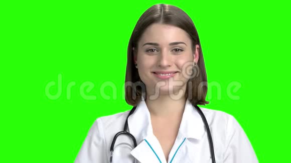 年轻的白种人女医生肖像特写视频的预览图