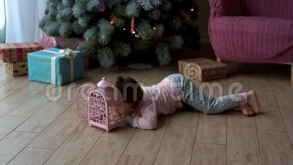 小孩子在圣诞树上享受礼物视频的预览图