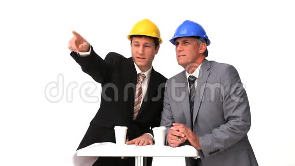 两位戴安全帽的建筑师讲话视频的预览图
