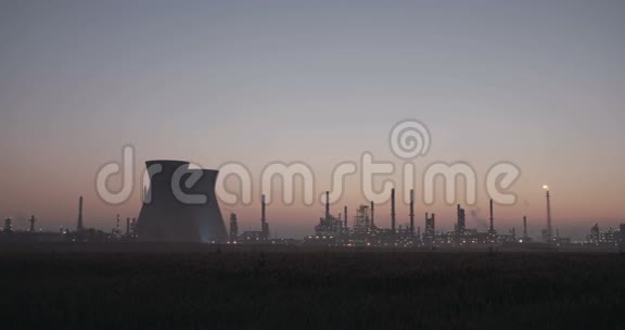 日出前一家大型炼油厂视频的预览图