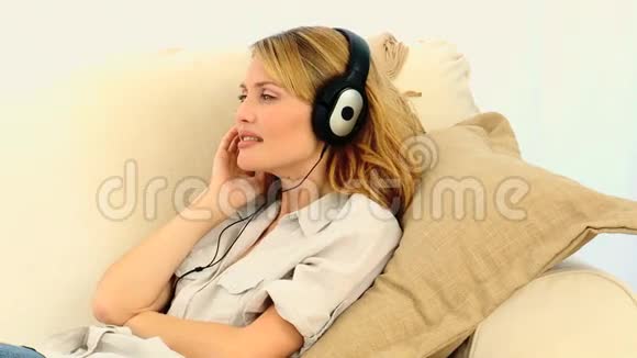 精力充沛的女人听音乐视频的预览图