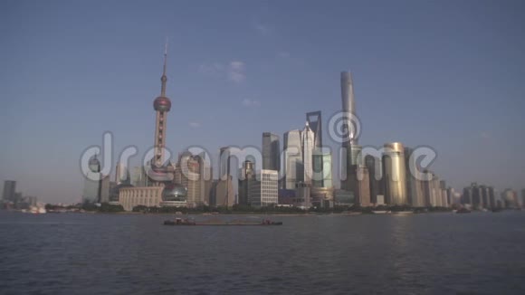 横渡上海河的船只慢动作视频的预览图