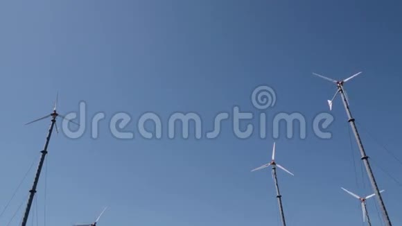 风力发电机农场与涡轮视频的预览图
