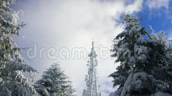 在蓝天背景下的雪中建造的细胞塔云层经过视频的预览图