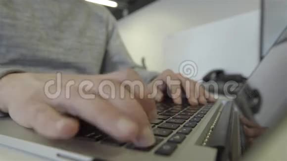 男人在笔记本电脑上打字男人用手在电脑键盘上打字视频的预览图