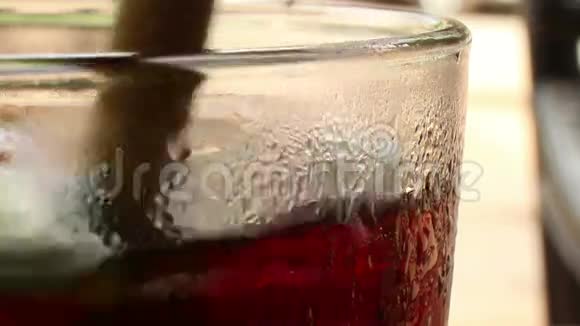 一杯可乐色碳酸饮料上面有模糊的背景视频的预览图