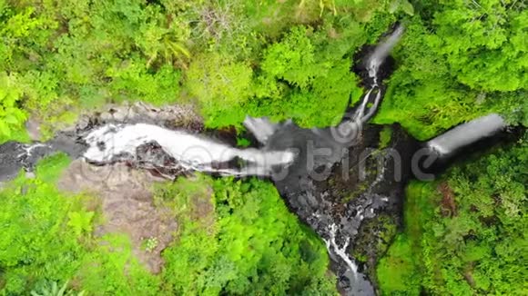 鸟瞰巴厘岛热带岛屿上惊人的瀑布慢动作1920x1080视频的预览图