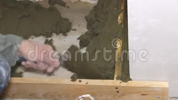 与水泥和铲子一起工作的石膏商视频的预览图