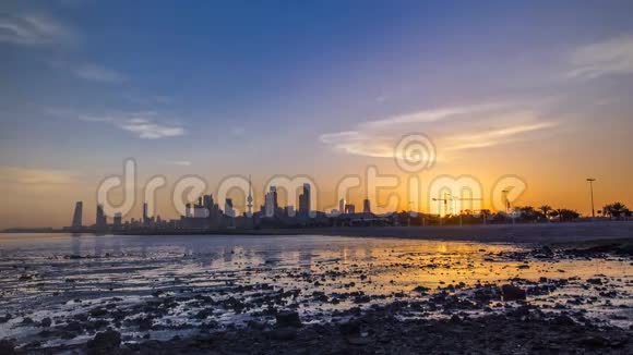 科威特城市海滨天际线日出时间视频的预览图