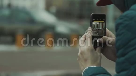 男人在你的智能手机上拍照视频的预览图