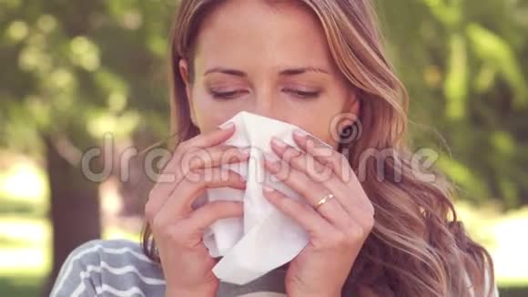 漂亮女人把鼻子吹成纸巾视频的预览图