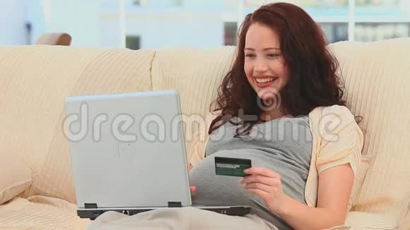 孕妇在笔记本电脑上买东西视频的预览图