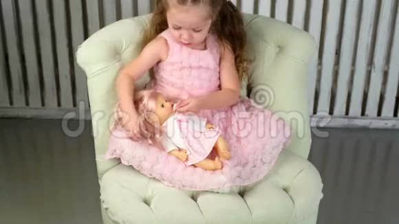 女孩玩娃娃抱和拥抱视频的预览图