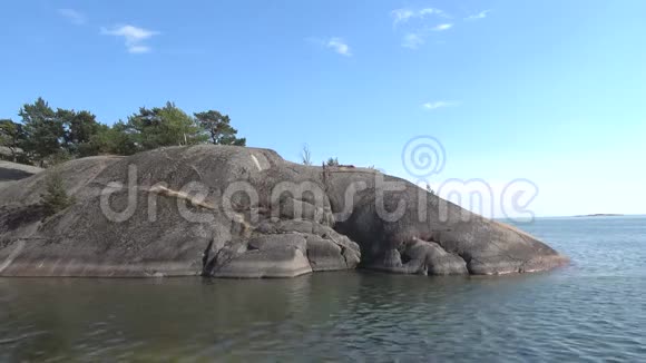 芬兰海湾的岩石七月的晴天芬兰汉口视频的预览图