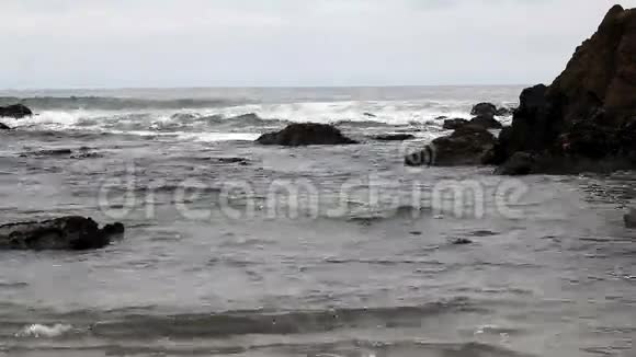 太平洋加州的一天岩石间的相互碰撞视频的预览图