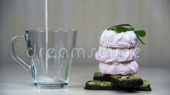 酸奶在缓慢运动的木桌上倒入透明玻璃视频的预览图