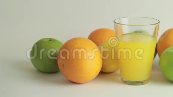 白色背景橙汁和水果视频的预览图