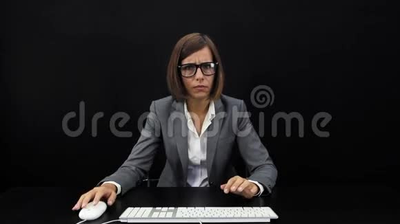 疲惫的女人在电脑上工作视频的预览图