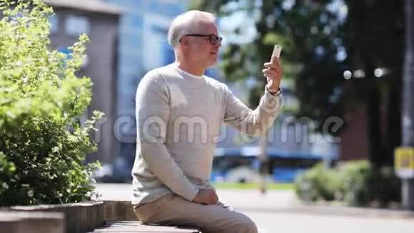 城市里有智能手机视频通话的老人视频的预览图