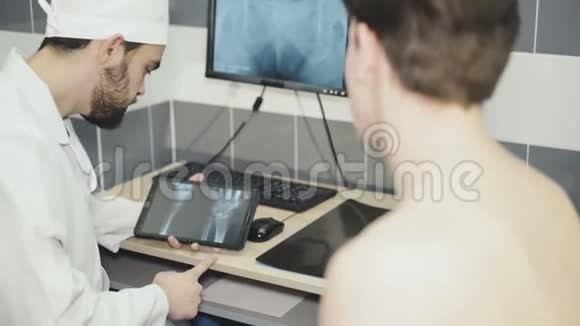 外科手术后医生与病人的会诊视频的预览图
