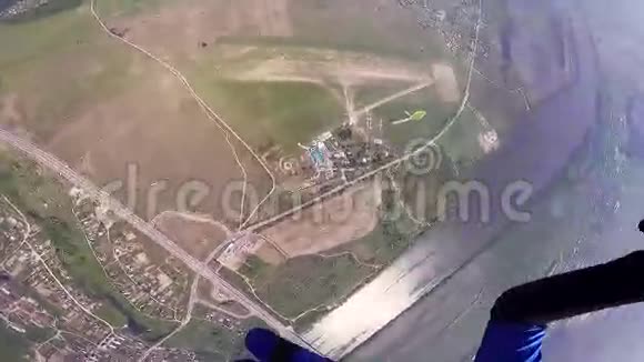 专业的跳伞运动员在绿色的平地上飞行夏日景观体育运动视频的预览图