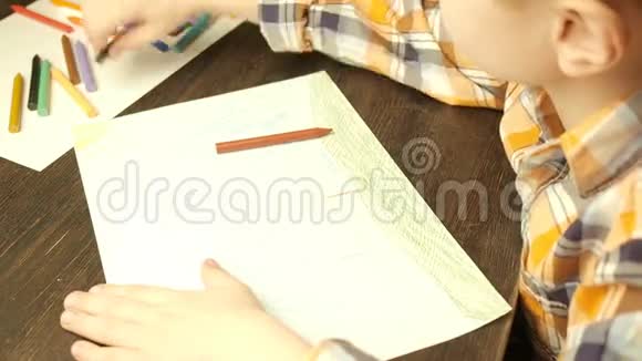 小男孩用彩色铅笔画画视频的预览图