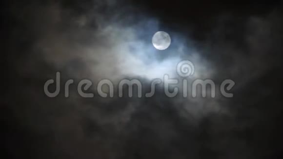 满月在多云的天空夜间飞越云层时间流逝视频的预览图