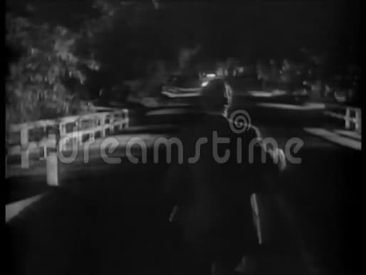 男子夜间挥动双手停车的后景视频的预览图