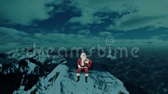 雪山顶上的圣诞老人在寻找驯鹿股票录像视频的预览图
