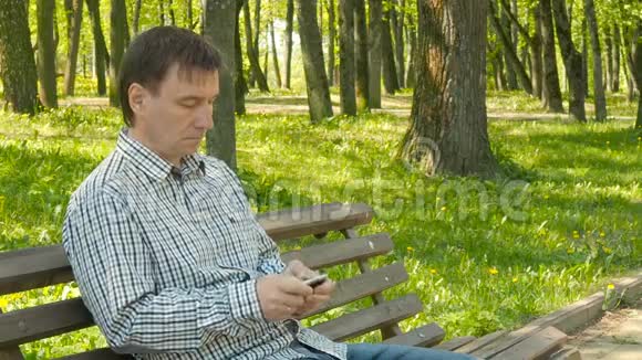 男性用智能手机发短信视频的预览图
