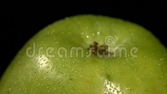 绿色苹果顶部分离在黑色旋转视频的预览图