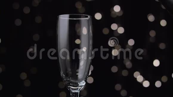 香槟倒入玻璃杯中博克背景视频的预览图