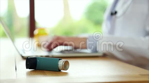 医生在诊所用笔记本电脑打字的哮喘吸入器视频的预览图