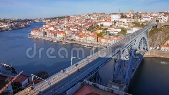 行人经过多罗河里贝拉区多姆路易斯一号桥葡萄牙波尔图视频的预览图