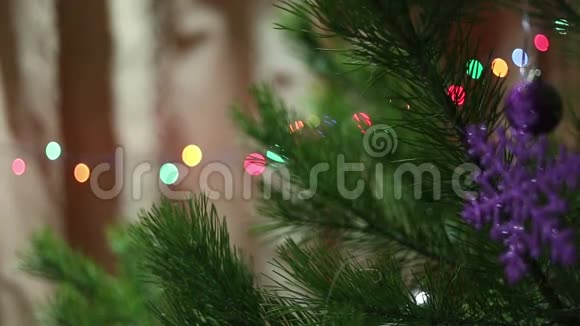女孩在圣诞树上挂玩具视频的预览图