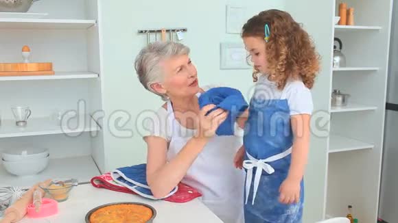 祖母和她的孙女一起做饭视频的预览图