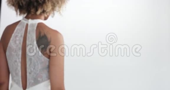 美女混合种族新娘在工作室视频的预览图